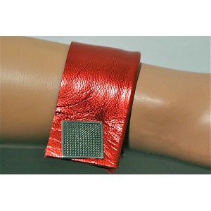 Nice manchette rouge metal et bouton argent